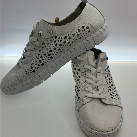 Yokono Women's Elegant White Lace Sneakers - Picture 4 of 8